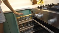 Laci tersembunyi untuk bumbu dapurnya ini sengaja diletakkan di sisi kanan dan kiri kompor untuk memudahkan saat memasak. Bahan-bahan kering, bumbu dan rempah miliknya begitu lengkap. Foto: YouTube/Sharena Delon