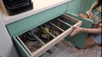Selain bumbu dan rempah, Sharena juga menyimpan peralatan masaknya dengan rapi dan tersembunyi. Ia sengaja mendesain salah satu bagian bawah meja untuk menggantungkan perlengkapan seperti wajan dan alat masak lainnya. Foto: YouTube/Sharena Delon