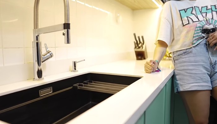 Dapur Sharena Delon Minimalis! 10 Potret Dapur Sharena Delon yang Manfaatkan Area Terbatas