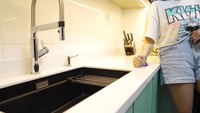 Seluruh desain dapurnya diukur dengan presisi. Penggunakan bahan pembuat meja hingga penempatan wastafel menjadi salah satu yang dianggap penting oleh Sharena untuk menunjang kegiatan memasaknya. Foto: YouTube/Sharena Delon