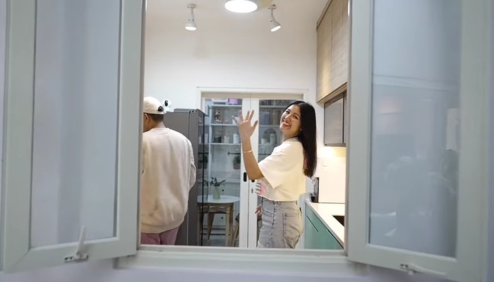 Minimalis! 10 Potret Dapur Sharena Delon yang Manfaatkan Area Terbatas