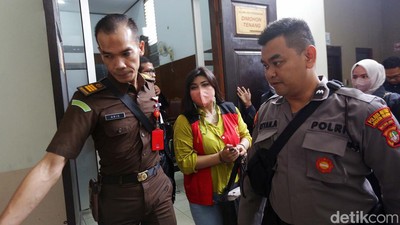 Dea OnlyFans Berompi Tahanan di Sidang Pleidoi