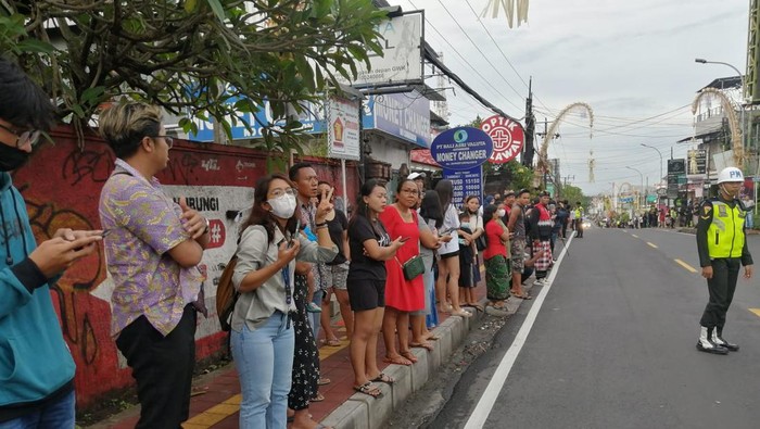 Di sisi lain, para warga diketahui sangat antusias menunggu kedatangan para rombongan delegasi G20 di depan pintu masuk GWK. Foto: Nuranda Indrajaya