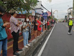 Para warga diketahui sangat antusias menunggu kedatangan para rombongan delegasi G20 di depan pintu masuk GWK. Foto: Nuranda Indrajaya