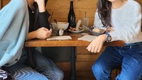 Dian juga sering kulineran bareng teman-temannya. Salah satu momennnya adalah makan di restoran bersama sahabat di luar negeri. Foto: Instagram @therealdisastr