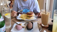 Dian Sastro juga suka kulineran cantik bareng suaminya. Ini momennya ketika mengunjungi kafe Carlino Bakes di kawasan Menteng, Jakarta Pusat. Ia tampak memesan burger dan kue berbentuk ubi. Foto: Instagram @therealdisastr