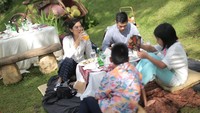 Ia juga sering berkumpul dengan keluarga kecilnya. Keharmonisan mereka terlihat ketika melakukan piknik bersama. Foto: Instagram @therealdisastr