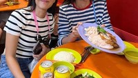 Pemeran utama film Ada Apa Dengan Cinta ini hobi kulineran dan sering mengunggah potretnya ke Instagram. Seperti makan nasi ayam Hainan di salah satu restoran. Foto: Instagram @therealdisastr