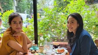 Dian Sastro juga berteman baik dengan Putri Tanjung. Momen ngopi sambil menikmati roti di coffee shop ini juga menarik perhatian. Foto: Instagram @therealdisastr