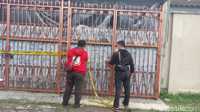 Dua orang pria yang mengaku anggota polisi mendatangi rumah lokasi penemuan sekeluarga tewas mengering di Kalideres, Jakbar, untuk memutus aliran listrik. (Rumondang N/detikcom)