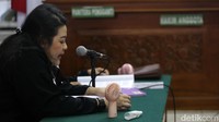 Ia mendengarkan surat dakwaan yang dibacakan jaksa penunutut umum di ruang sidang Dr. Mr. Kusumah Atmadja. 