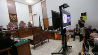 Mantan Presiden Yayasan Aksi Cepat Tanggap (ACT) Ahyudin didakwa melakukan penggelapan dana donasi. Jaksa menyebutkan penggelapan yang dilakukan petinggi ACT itu terkait dana donasi dari Boeing untuk keluarga atau ahli waris korban kecelakaan Lion Air 610.