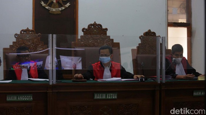 Mantan Presiden Yayasan Aksi Cepat Tanggap (ACT) Ahyudin menjalani sidang perdana. Ahyudin didakwa melakukan penggelapan dana donasi.