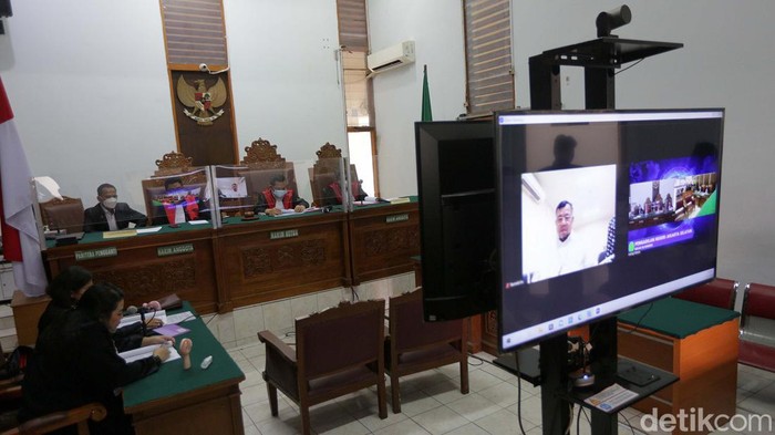Eks Presiden ACT Jalani Sidang Perdana Mantan Presiden Yayasan Aksi Cepat Tanggap (ACT) Ahyudin menjalani sidang perdana. Ahyudin didakwa melakukan penggelapan dana donasi.