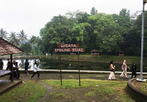 Embung Bual yang terletak di Desa Aik Bual menjadi destinasi baru warga yang bermukim di Kecamatan Kopang, Kabupaten Lombok Tengah, Nusa Tenggara Barat (NTB) kala akhir pekan tiba. Foto: Ahmad Viqi
