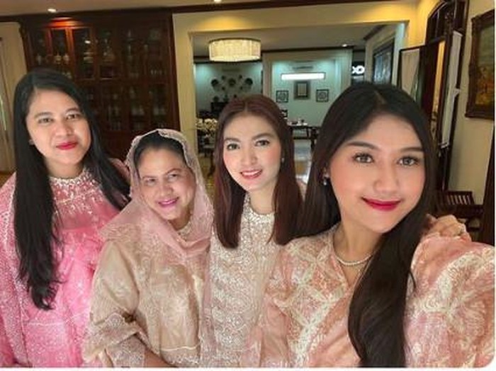Momen Erina Gudono foto bareng dengan keluarga Kaesang.
