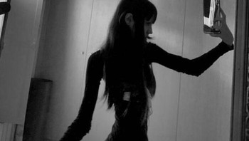 Alih-alih terlihat skinny malah mirip Slenderman. Foto: Reddit via Boredpanda 