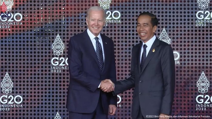 Full Senyum! Gestur Jokowi Saat Sambut Para Pemimpin Dunia di KTT G20 (Tangkapan layar YouTube Setpres)