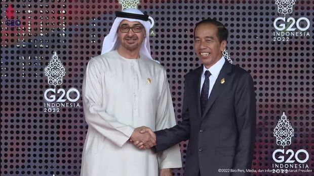 Full Senyum! Gestur Jokowi Saat Sambut Para Pemimpin Dunia di KTT G20 (Tangkapan layar YouTube Setpres)