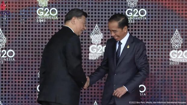 Full Senyum! Gestur Jokowi Saat Sambut Para Pemimpin Dunia di KTT G20 (Tangkapan layar YouTube Setpres)