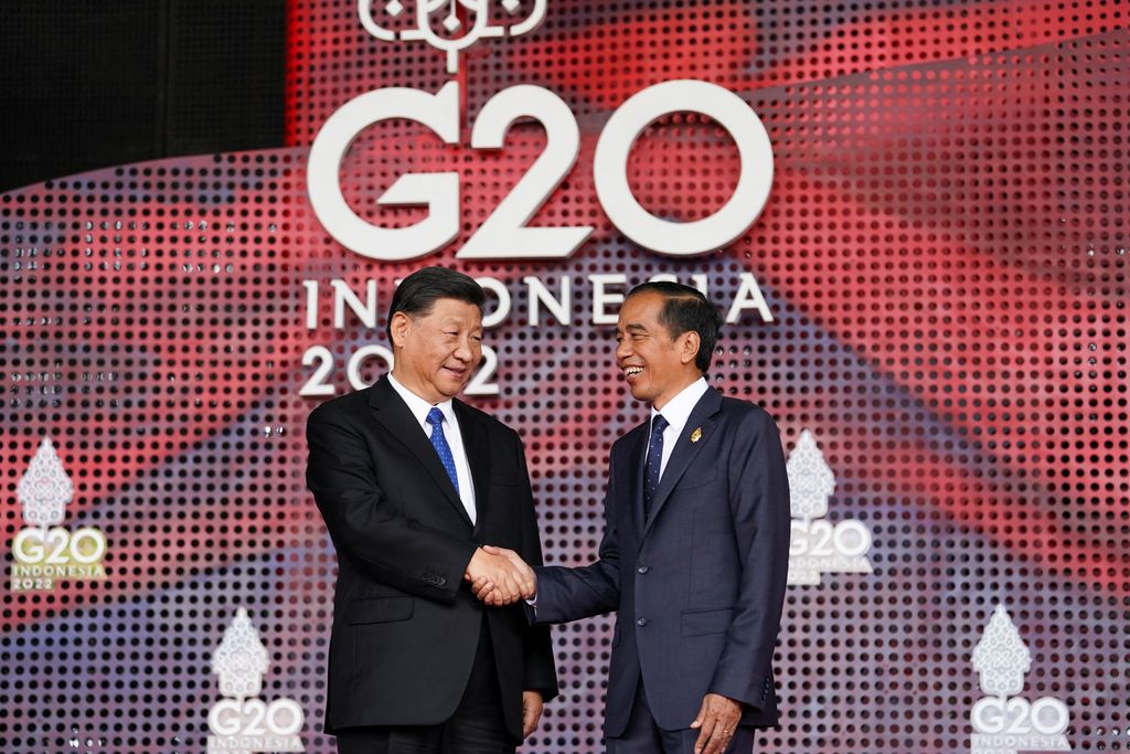 China's President Xi Jinping greets Indonesia's President Joko Widodo as he arrives for the G20 leaders' summit in Nusa Dua, Bali, Indonesia, November 15, 2022. REUTERS/Kevin Lamarque/Pool