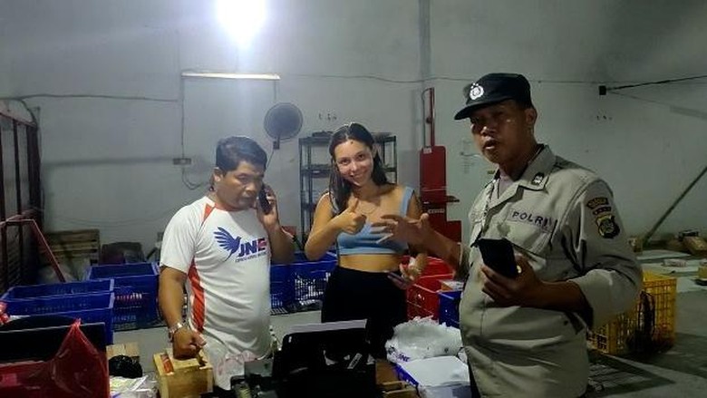 Gadis AS Zoe Gracia bersama polisi melakukan pengecekan ponselnya yang hilang dan ditemukan di gudang jasa ekspedisi Jalan Pondok Indah, Desa Pemecutan Kaja, Kecamatan Denpasar Utara, Kota Denpasar, Bali.