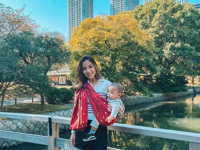 Gaya Nikita Willy yang Kece Pakai Gendongan Modern Gaya Nikita Willy yang Kece Pakai Gendongan Modern