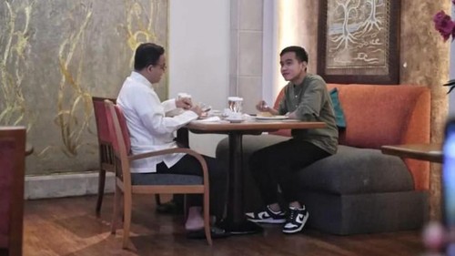 Walkot Solo Gibran Rakamuning juga posting foto makan bareng Anies Baswedan.
