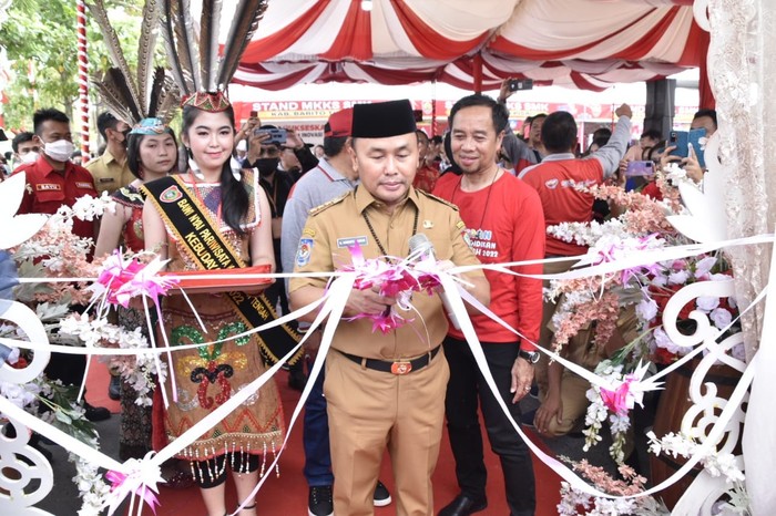 Gubernur Kalimantan Tengah (Kalten) Sugianto Sabran meninjau sekaligus membuka langsung pameran inovasi pendidikan Kalteng Berkah SMA/SMK/SLB tingkat Provinsi Kalteng tahun 2022 di Halaman Kantor Dinas Pendidikan, Selasa (15/11).