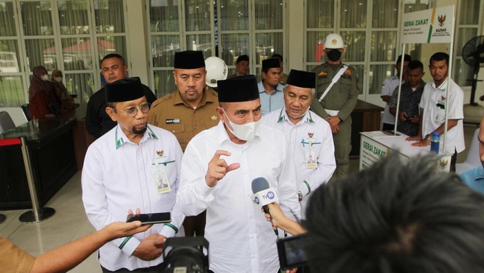 Gubsu Edy usai menyerahkan secara simbolik zakat, infak dan sedekah dari Baznas ke yang berhak menerimanya