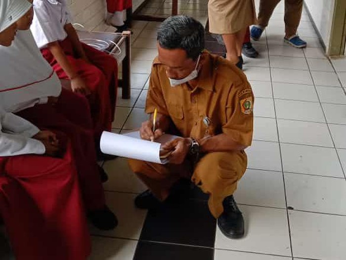 Guru mendata siswa SDN 3 Balepanjang Baturerno Wonogiri yang keracunan makanan, Selasa (15/11/2022).