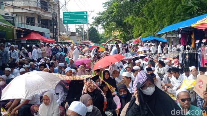 Jamaah haul habib Ali bin Muhammad Al Habsyi memadati jalan Kapten Mulyadi, Pasar Kliwon, Selasa (15/11/2022).