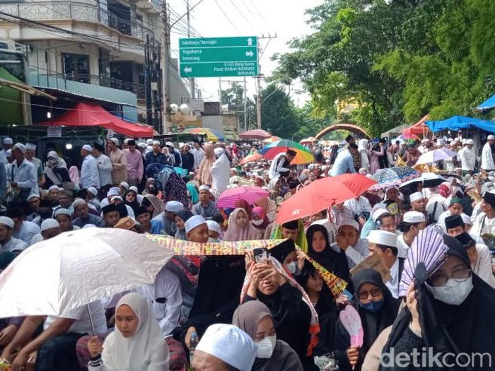 Jamaah haul habib Ali bin Muhammad Al Habsyi memadati jalan Kapten Mulyadi, Pasar Kliwon, Selasa (15/11/2022).