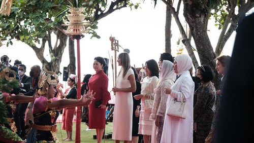 Sejumlah ibu negara diajak mengenal budaya nusantara di sela agenda KTT G20 Nusa Dua, Bali, Selasa (15/11/2022).