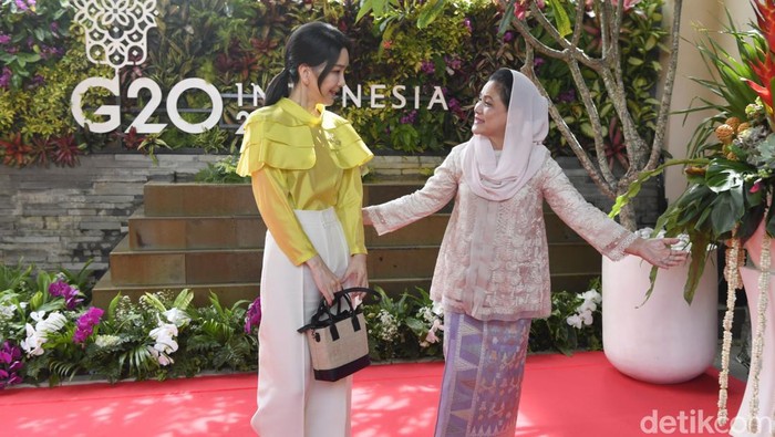 Ibu Negara Iriana Joko Widodo (kanan) berfoto bersama Ibu Negara Turki Emine Erdogan (kiri) saat Spouse Program KTT G20 di Nusa Dua, Badung, Bali, Selasa (15/11/2022). ANTARA FOTO/Media Center G20 Indonesia/Zabur Karuru/wsj.