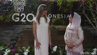 Iriana Joko Widodo berbincang dengan istri Perdana Menteri Spanyol Maria.