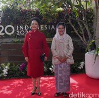 Istri Presiden China Xi Jinping, Peng Liyuan, tampil dengan dress merah selutut dengan kerah cheongsam saat mengikuti Spouse Program KTT G20 bersama Iriana Jokowi dan ibu negara lainnya. Foto: ANTARA FOTO/ZABUR KARURU