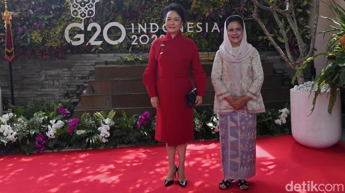 Ibu Negara Iriana Joko Widodo (kanan) berfoto bersama Ibu Negara Turki Emine Erdogan (kiri) saat Spouse Program KTT G20 di Nusa Dua, Badung, Bali, Selasa (15/11/2022). ANTARA FOTO/Media Center G20 Indonesia/Zabur Karuru/wsj.