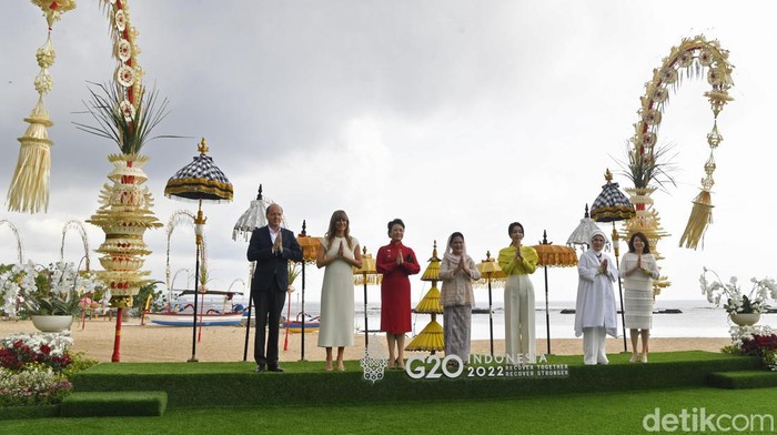 Iriana Berfoto dengan Ibu Negara Para Pemimpin Dunia Ibu Negara Iriana Joko Widodo (kanan) berfoto bersama Ibu Negara Turki Emine Erdogan (kiri) saat Spouse Program KTT G20 di Nusa Dua, Badung, Bali, Selasa (15/11/2022). ANTARA FOTO/Media Center G20 Indonesia/Zabur Karuru/wsj.