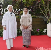 Ibu Negara Turki Emine Erdogan berpenampilan serba putih saat Spouse Program KTT G20 Bali. Emine berpose bersama Iriana Jokowi yang tampil memakai kebaya dan kain berwarna ungu pastel. Foto: ANTARA FOTO/ZABUR KARURU