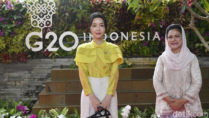 Ibu Negara Iriana Joko Widodo (kanan) berfoto bersama Ibu Negara Turki Emine Erdogan (kiri) saat Spouse Program KTT G20 di Nusa Dua, Badung, Bali, Selasa (15/11/2022). ANTARA FOTO/Media Center G20 Indonesia/Zabur Karuru/wsj.