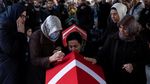 Isak Tangis Iringi Pemakaman Korban Ledakan Bom di Istanbul