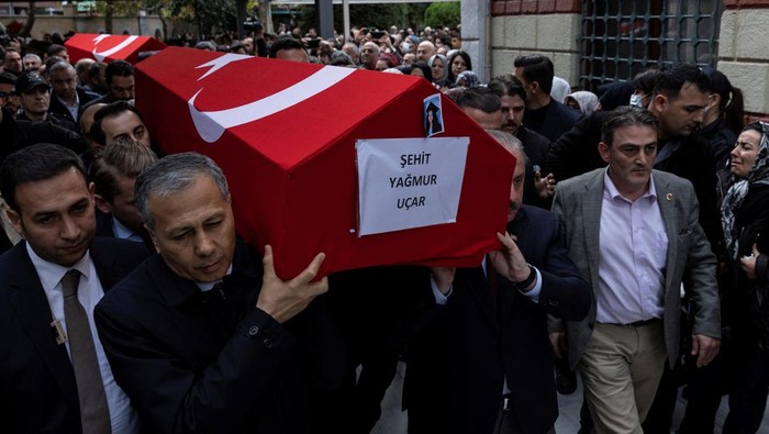 Isak Tangis Iringi Pemakaman Korban Ledakan Bom di Istanbul Nurettin Ucar, father of Yagmur Ucar and ex-husband of Arzu Ozsoy who are two of the six victims of Sunday's blast that took place on Istiklal Avenue, mourns during their funeral ceremony in Istanbul, Turkey, November 14, 2022. REUTERS/Umit Bektas
