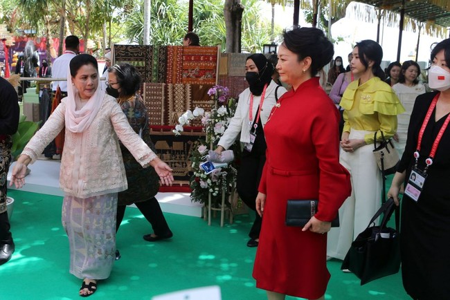 Iriana Jokowi tampak memadukan kebayanya dengan kain tenun warna ungu pastel. Foto: AP Photo/Firdia Lisnawati, Firdia Lisnawati / POOL / AFP