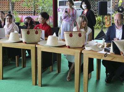 8 Gaya Ibu Negara Dunia Kumpul Bareng di KTT G20 Bali, Menghias Tas