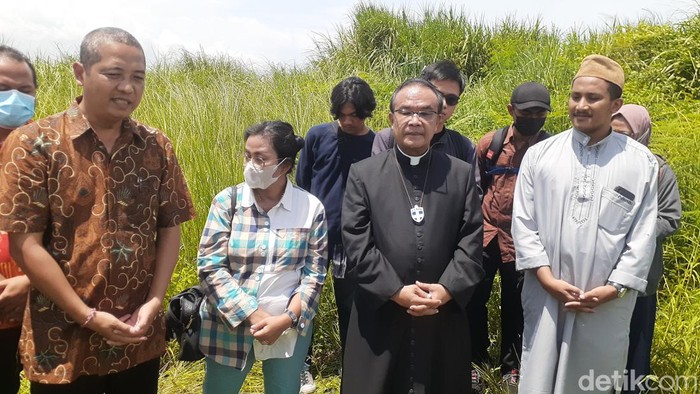 Keluarga Iwan Boedi bersama dan sejumlah pihak melakukan doa bersama di TKP tewasnya Iwan, kawasan Marina, Semarang, Selasa (15/11/2022).