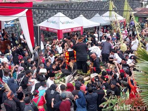 Serunya Warga Songgokerto Kota Batu Berebut Jabutan Tumpeng
