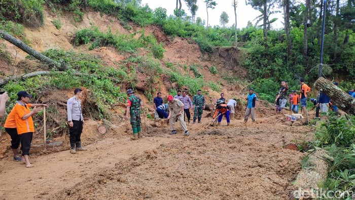 Jalur Ponorogo - Trenggalek via Ngrayun tertutup longsor