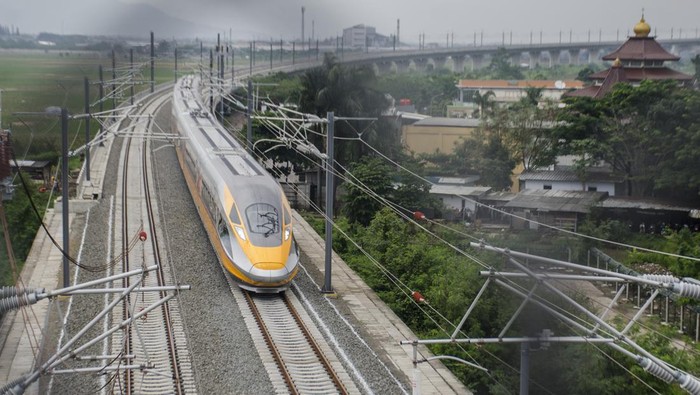 Rangkaian comprehensive inspection train (CIT) Kereta Cepat menjalani persiapan untuk uji coba dinamis di jalur Tegalluar, Kabupaten Bandung, Jawa Barat, Selasa (15/11/2022). Presiden Joko Widodo bersama Presiden China Xi Jinping direncanakan akan melihat secara daring   proses uji coba dinamis Kereta Cepat Jakarta Bandung sepanjang 15 km dengan kecepatan terbatas 80 km/jam pada gelar showcase G20 Bali, Rabu (16/11). ANTARA FOTO/Novrian Arbi/nz