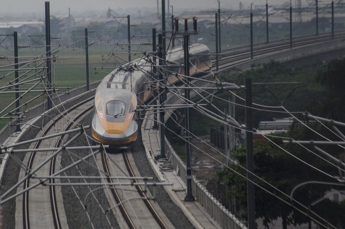 Rangkaian comprehensive inspection train (CIT) Kereta Cepat menjalani persiapan untuk uji coba dinamis di jalur Tegalluar, Kabupaten Bandung, Jawa Barat, Selasa (15/11/2022). Presiden Joko Widodo bersama Presiden China Xi Jinping direncanakan akan melihat secara daring proses uji coba dinamis Kereta Cepat Jakarta Bandung sepanjang 15 km dengan kecepatan terbatas 80 km/jam pada gelar showcase G20 Bali, Rabu (16/11). ANTARA FOTO/Novrian Arbi/nz